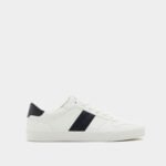 Sneakers with stripe